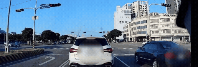 59歲的妻子遭猛力撞擊噴飛。(圖/翻攝自WoWtchout - 地圖型行車影像分享平台)