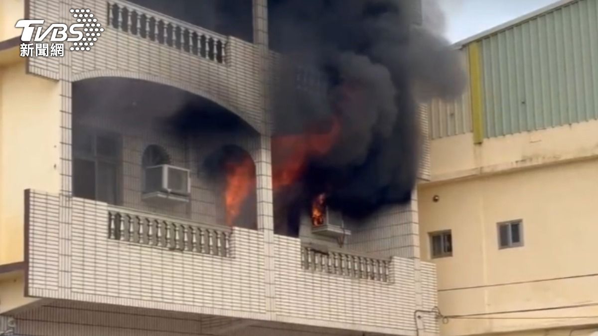 民宅二樓不明原因突然起火,只見現場全面燃燒,黑煙狂竄。(圖/TVBS)