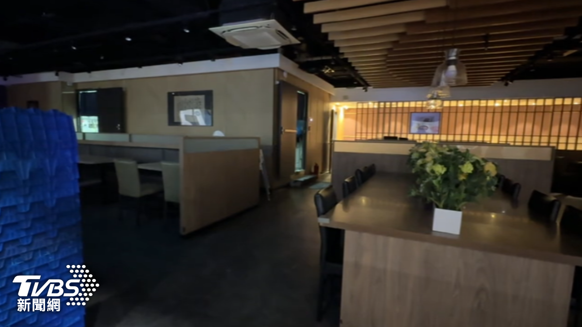 民眾用餐驚見老鼠翻肚。（圖／TVBS）