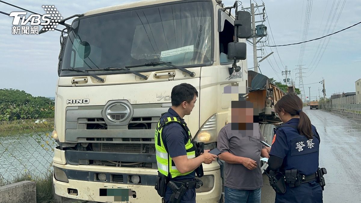 里港警「道高一丈 清晨出擊逮砂石車違規70件