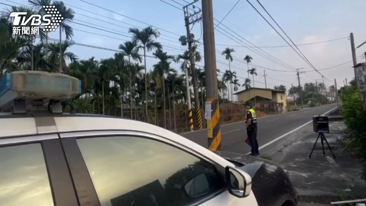 警方以定點攔查方式,搭配「活動地磅」、「移動測照」等科技設備進行強力稽查取締。 (圖/TVBS)