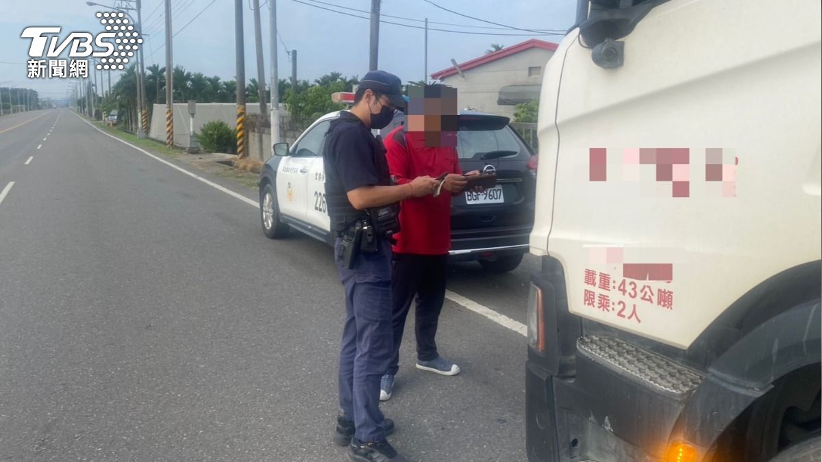 自9月至今,里港分局全天候取締包括不依標誌標指示行駛及超速等砂石車違規,共計360件,違規金額超過50萬元。 (圖/TVBS)