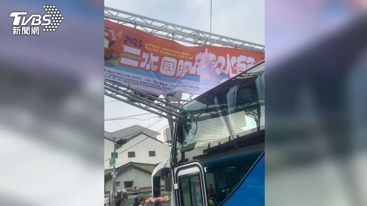 彰化跑水節,遊覽車司機誤闖禁區,撞拱門鐵架插進車窗!所幸無人傷。(圖/TVBS)