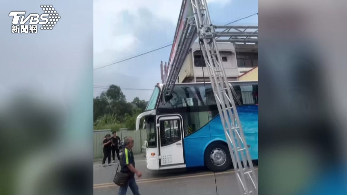 遊覽車要開離會場,司機誤判高度,車身太高直接撞上會場鐵製拱門。(圖/TVBS)