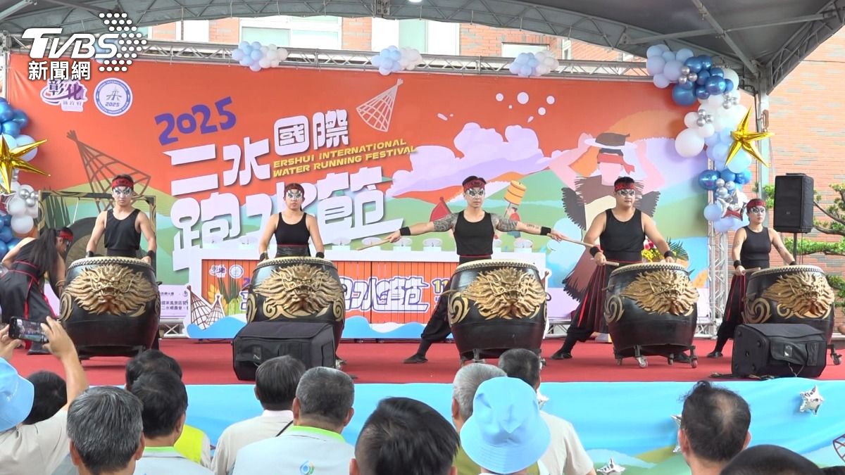 活動辦在二水鄉員集路上,連續兩天的跑水節活動,第一天就出現插曲,其實從早上七點到晚上六點,活動區域前1.5公里處,就有交通管制。(圖/TVBS)