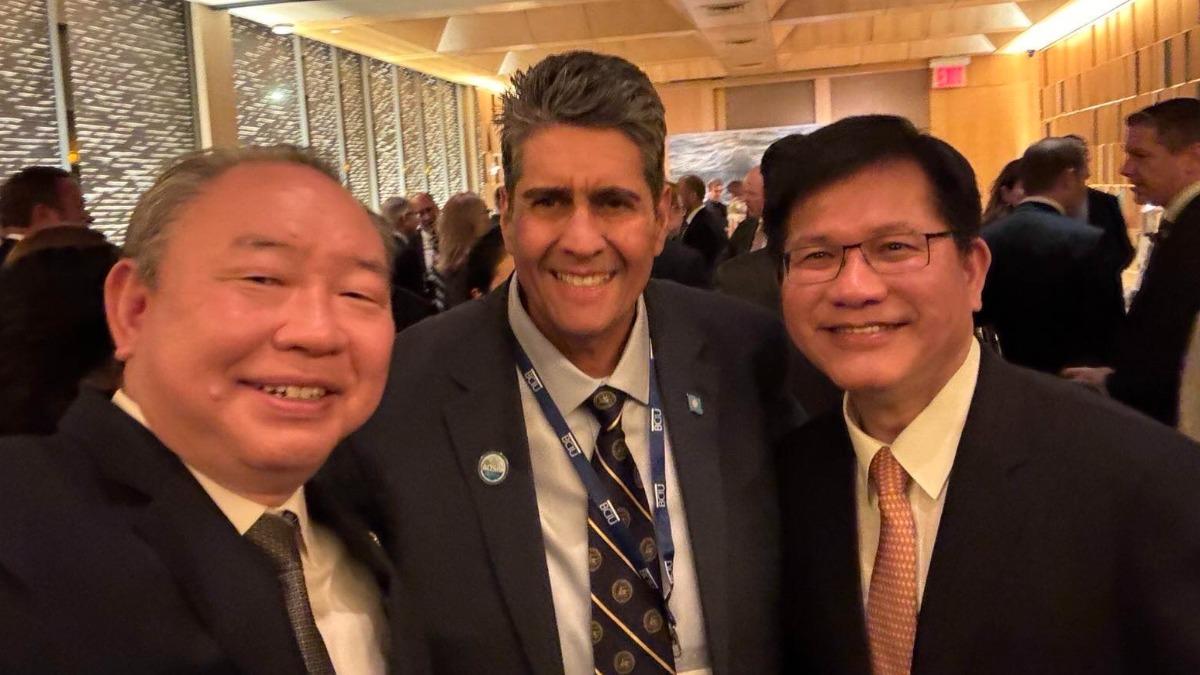 杜奕瑾公布照片,同左至右為駐美大使俞大㵢、帛琉總統惠恕仁、外交部長林佳龍。(圖/杜奕瑾Facebook)