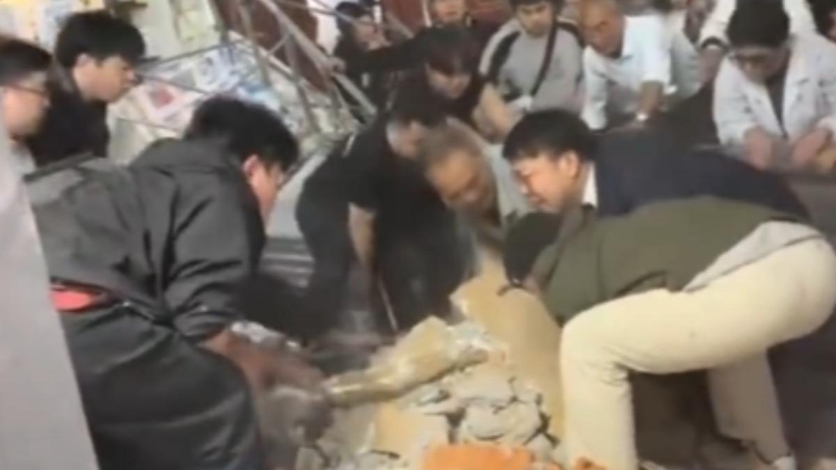 多人被壓在磚牆下，數名熱心民眾急救援。（圖／貴州廣播電視台）