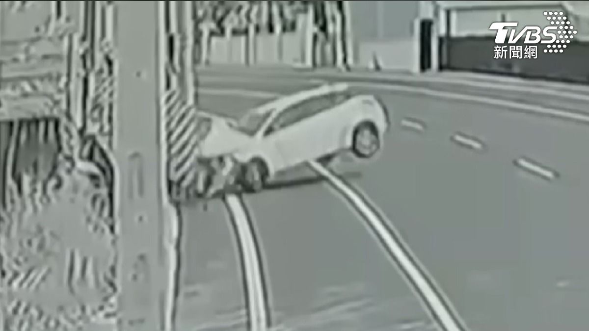 在嘉義縣中埔鄉道路,監視器拍下一輛白色轎車,偏離車道,突然往路邊電線桿 直直撞上,車頭 板金整個撞凹,車上一男一女 和一名2歲女童 都受重傷。(圖/TVBS)