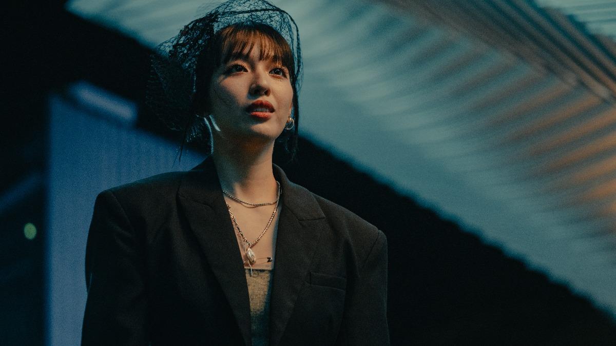 王渝萱在《整形過後》飾演流行天后,完美背後卻有孤獨一面。(圖/六魚文創提供)