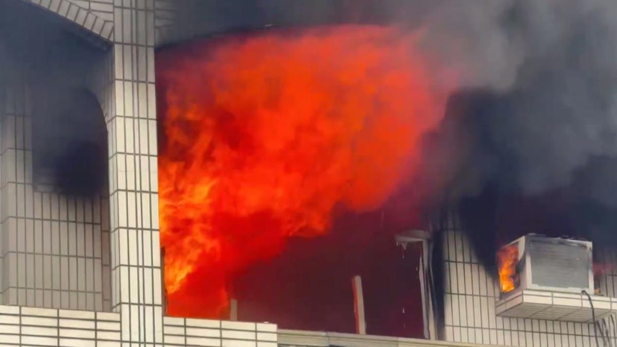 加油站員工見火光衝通報 彰化透天厝3人驚險逃生。(圖/民眾提供)