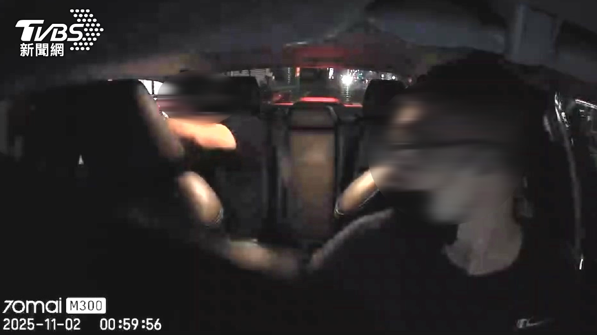 多元計程車司機再三確認酒醉乘客有沒有不舒服,頻頻看後照鏡整個人提心吊膽,但最擔心的事情還是發生了(圖/民眾提供)