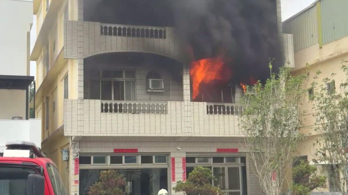 住戶懷疑是冷氣起火,但因天氣轉涼冷氣未使用,不排除是電線走火所致。(圖/民眾提供)