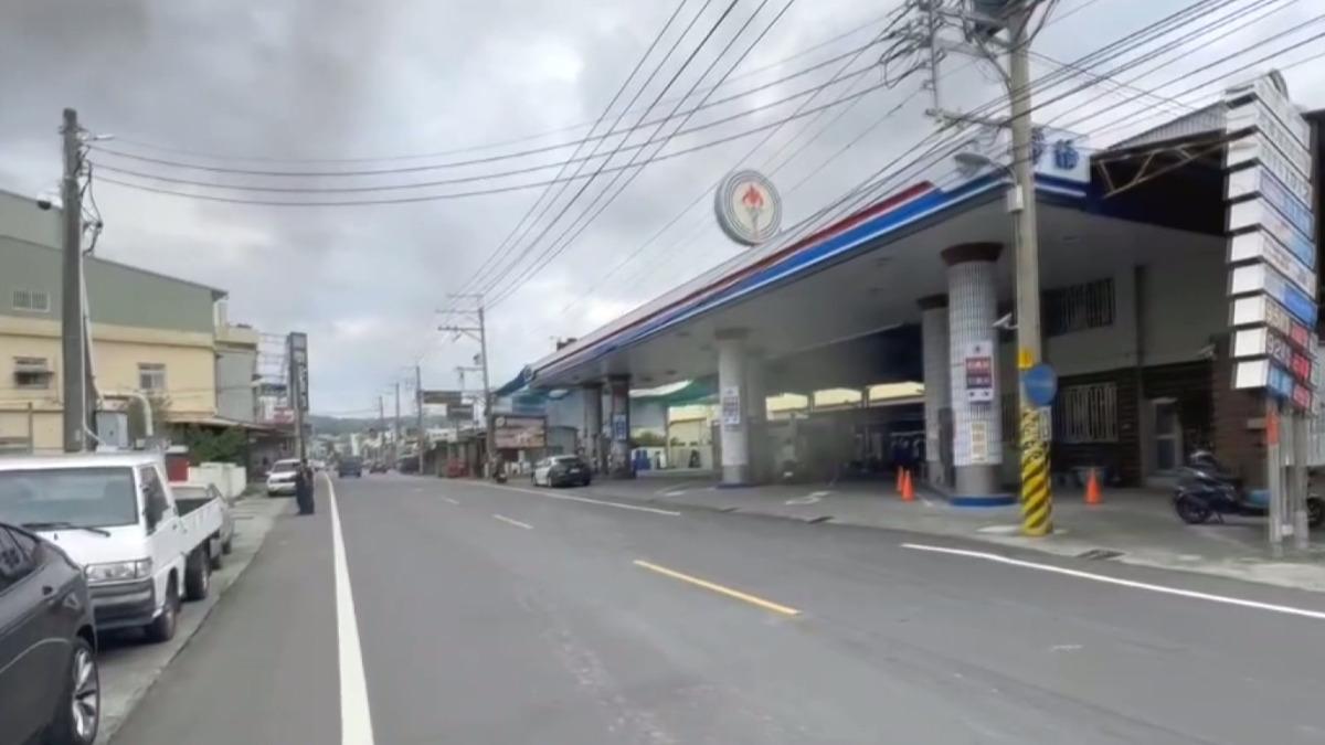 透天厝起火!加油站員跑馬路 救出3人。(圖/民眾提供)