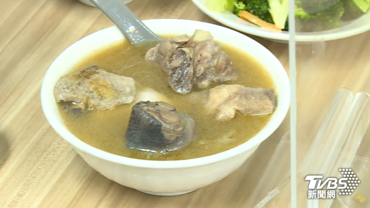 立冬沒有麻油腰花、豬肝賣，店家菜單轉彎，當天專賣「麻油雞」。（圖／TVBS）