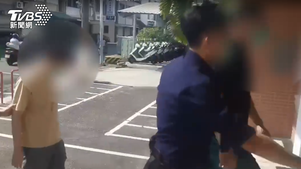 警方帶回兩名涉案人,並持續追緝其餘共犯。(圖/TVBS)