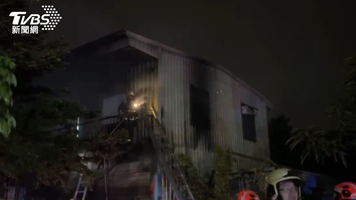 現場為鐵皮建築,燃燒劇烈。(圖/TVBS)