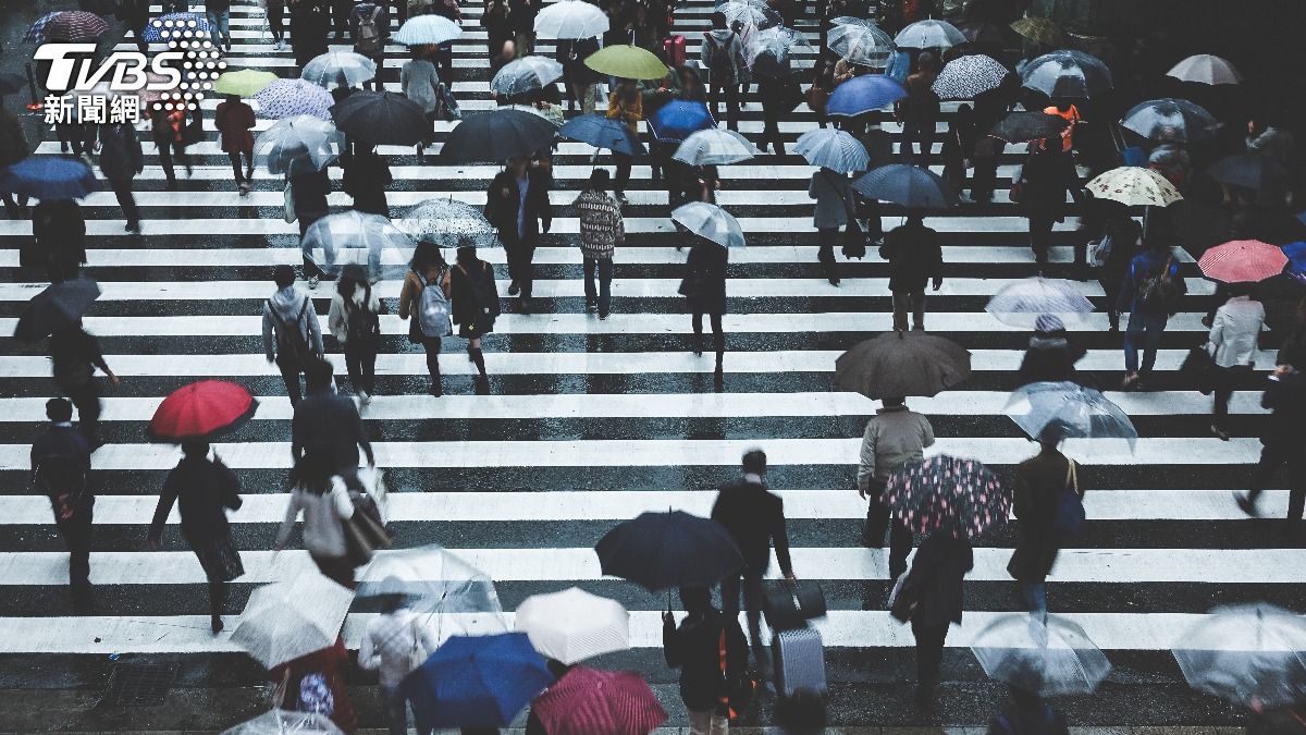 天氣/變天了!「雨橫掃全台」下最大地區曝 2波冷空氣接力殺到