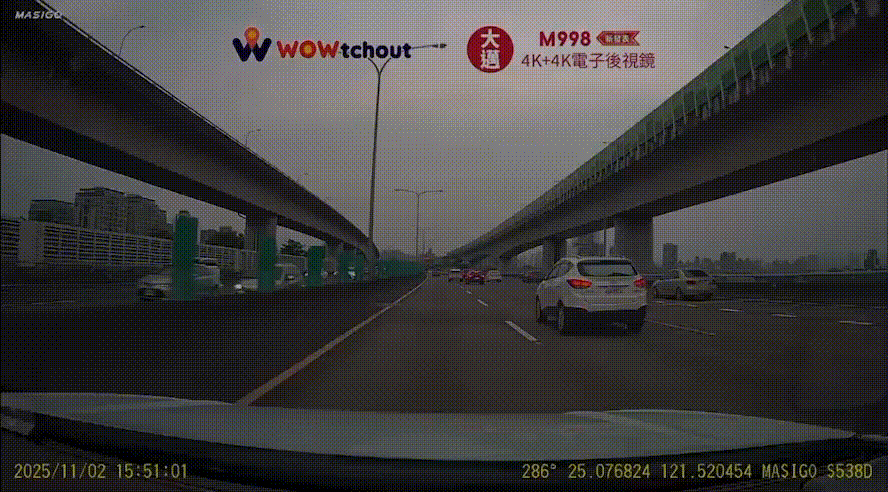 撞擊瞬間曝光。(圖/翻攝自 WoWtchout - 地圖型行車影像分享平台)