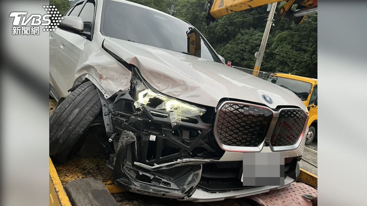 BMW車頭毀損嚴重。(圖/TVBS)