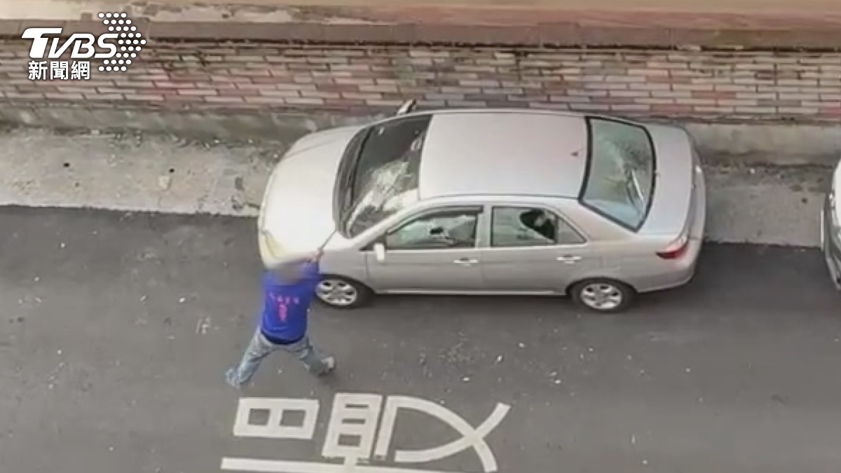 酒醉「金毋通」！嘉義醉男砸4車，警方獲報到場，他還脫光衣服，讓民眾看到傻眼。（圖／TVBS）