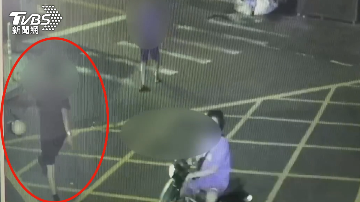 高雄鳳山街頭，一名男子酒後失態，不僅與路人發生口角，還拿起路邊的安全帽猛力砸地。（圖／TVBS）