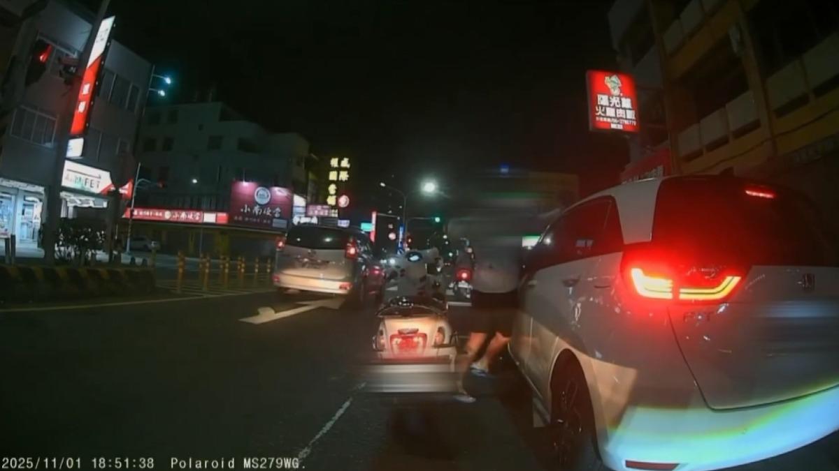 台南仁德一名機車騎士不明原因與白色轎車發生衝突,當街攔車並用拳頭狂搥車窗。(圖/翻攝Threads_steven1018)