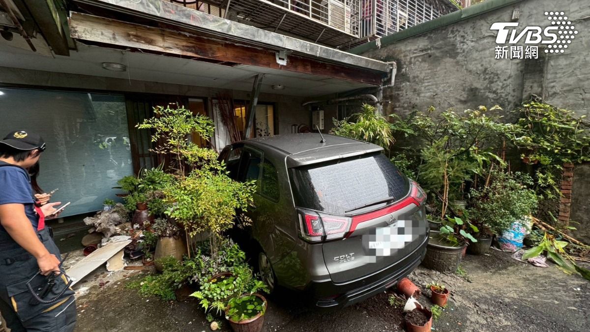 砰!新北7旬翁疑踩錯油門暴衝 撞進民宅住戶嚇瘋