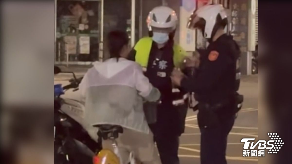 女騎YouBike蛇行,口袋藏「喪屍煙」遭逮。(畫面提供/河馬IG)