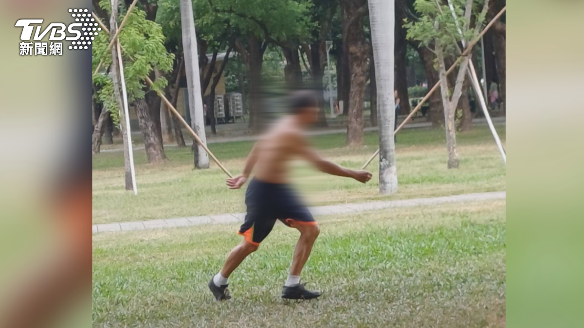 這樣會罰! 公園「打赤膊」運動 阿伯不聽勸挨罰2千元。(圖/TVBS)