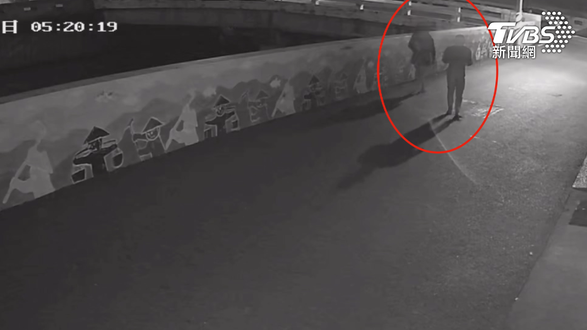 駕駛和副駕駛座女子下車後，沿著巷弄離開車禍現場。（圖／TVBS）