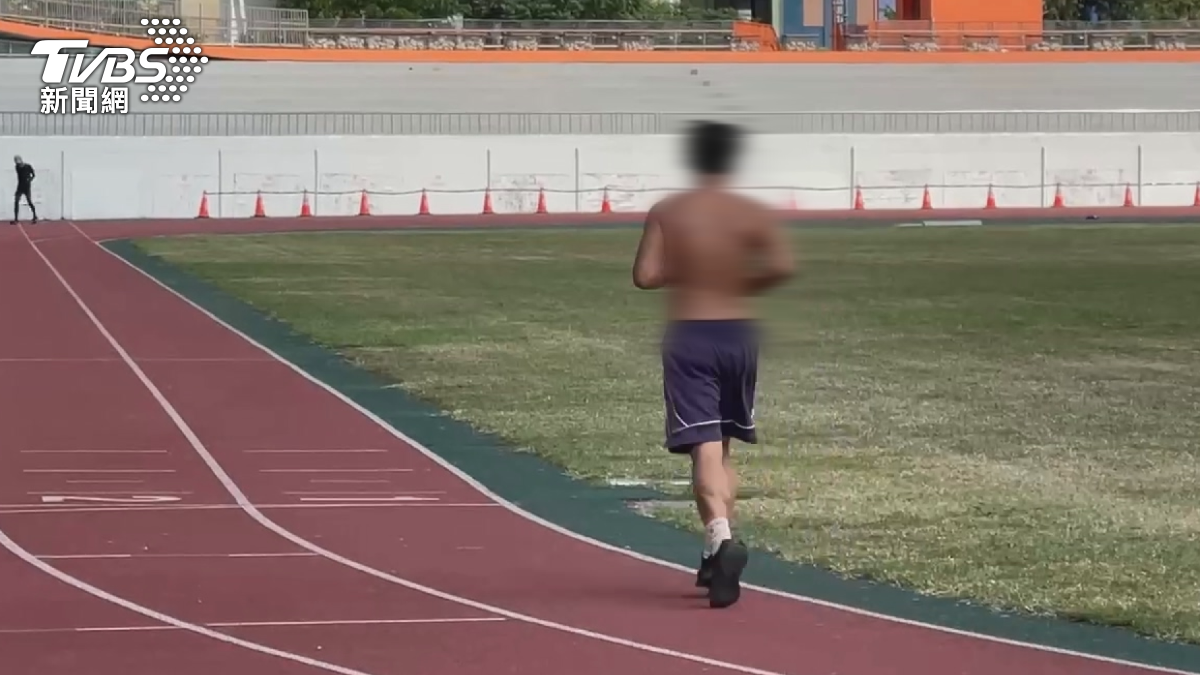 相較於公園,戶外運動場隸屬於運發局所管,裸露上身沒有相關罰則。(圖/TVBS)