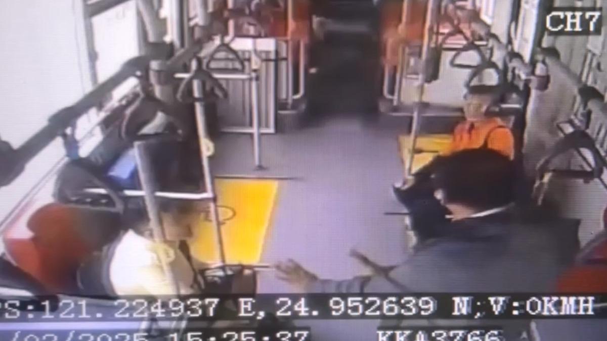 公車司機勸不聽，警上車制止，影響整車乘客。（圖／客運業者提供）