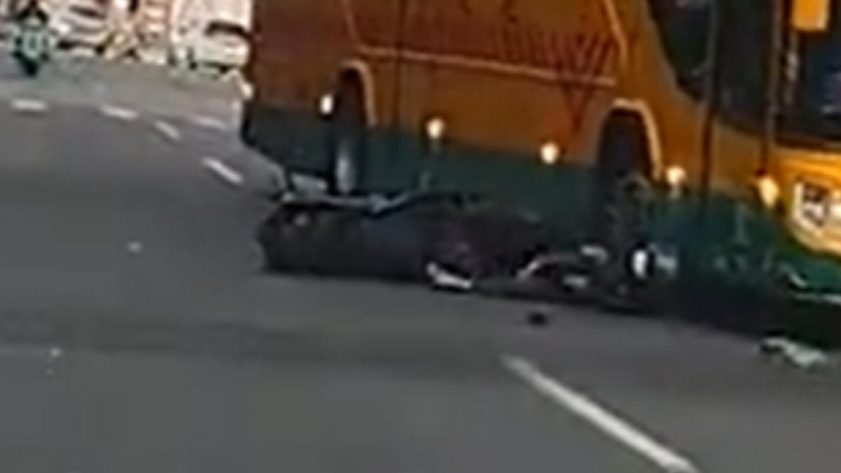 北大路驚傳連環撞,白車機車肇逃藍車重摔。(圖/翻攝自WoWtchout - 地圖型行車影像分享平台)