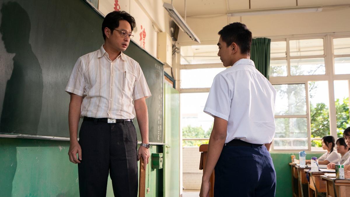 片中有一幕陳玄力考試考差被鄭有傑飾演的老師體罰。(圖/百景映畫提供)