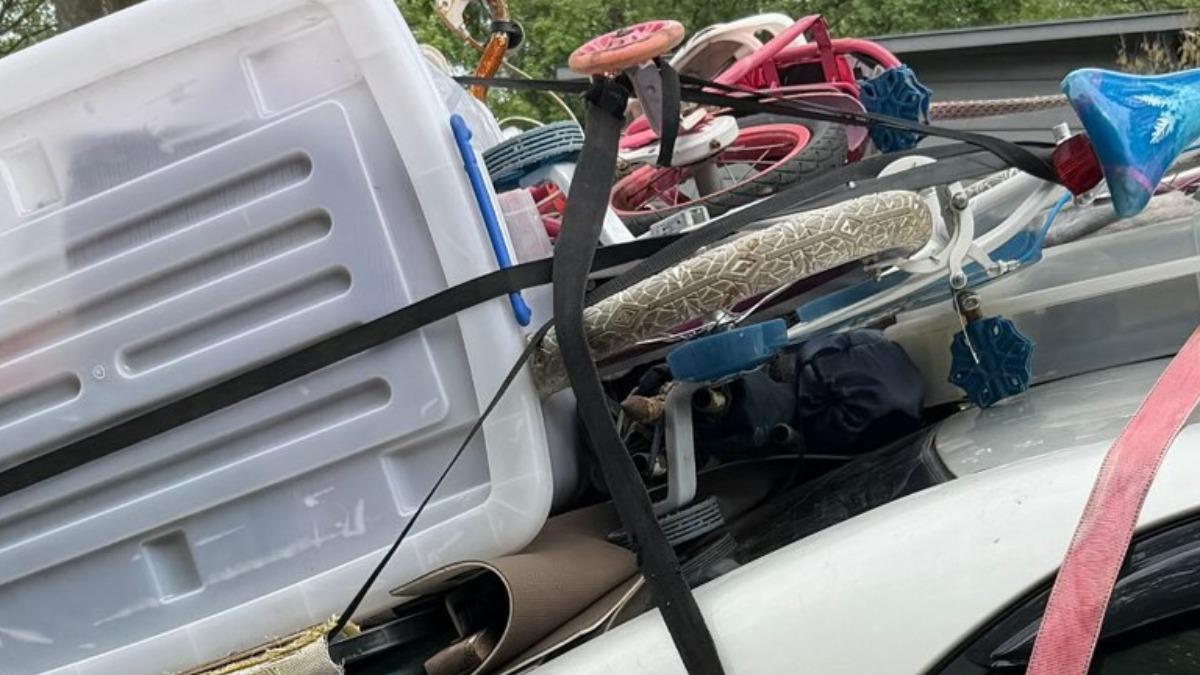 阿北車頂堆滿物,撿來賣違規被抓包。(圖/翻攝threads:__.wfr)