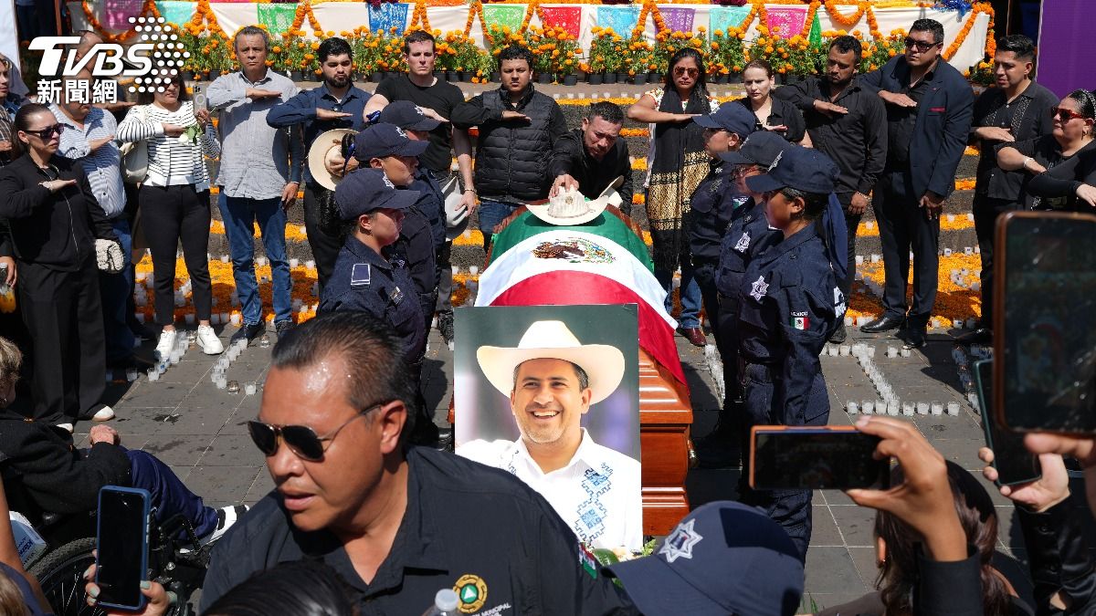 墨西哥烏魯阿帕市市長卡洛斯·曼佐，在亡靈節期間遭槍手開槍身亡。（圖／達志影像美聯社）