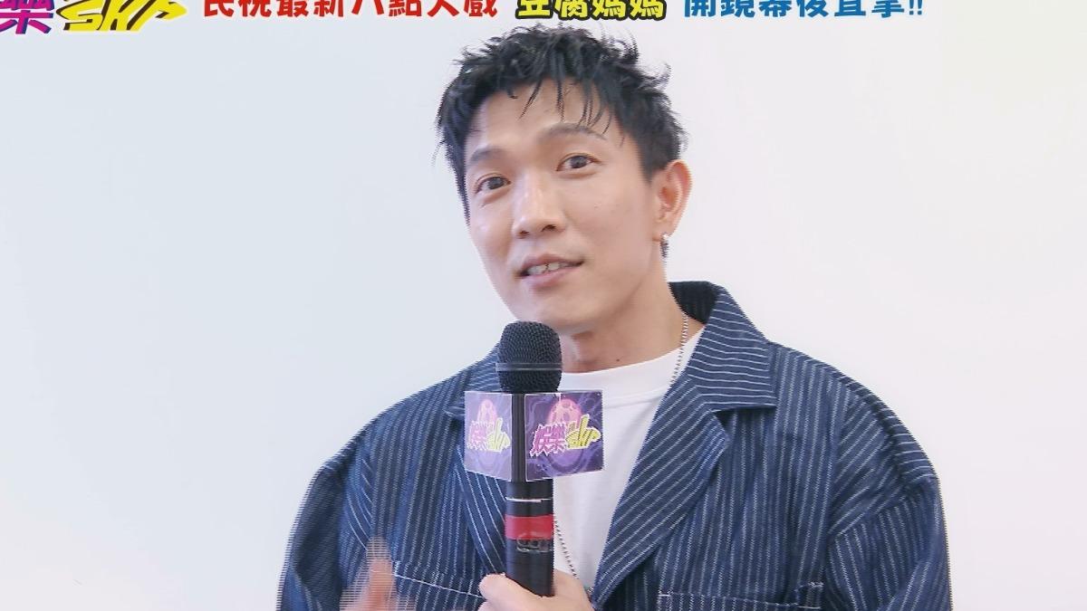 黃尚禾自詡是豆腐中的「素漢堡」。(圖/民視提供)