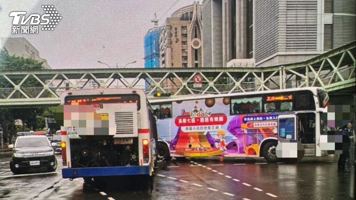公車直接撞上客運的車尾。(圖/TVBS)