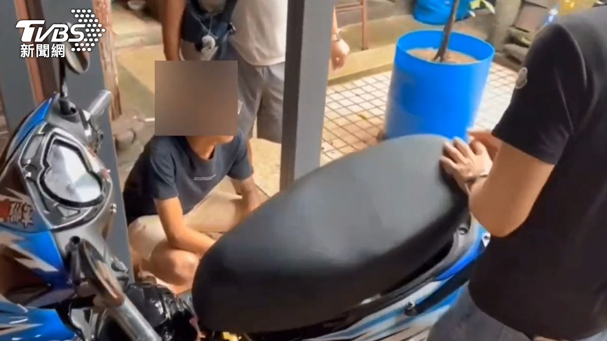 警方逮捕號召飆車競速的男子。(圖/TVBS)
