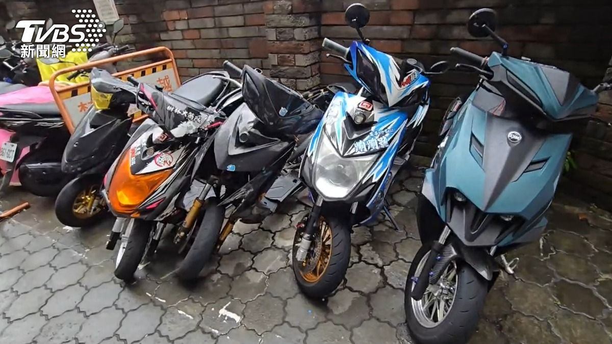 警方查扣多輛改裝機車。(圖/TVBS)