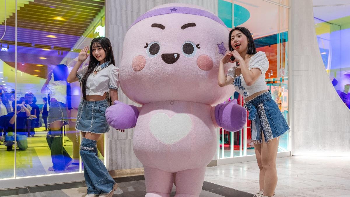 台鋼雄鷹啦啦隊女神一粒、妡0化身一日店長。(圖/業者提供)
