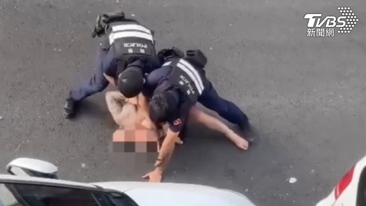 怒嗆X北不爽！嘉義男失控亂砸車　當街脫光拒捕還隨地便溺