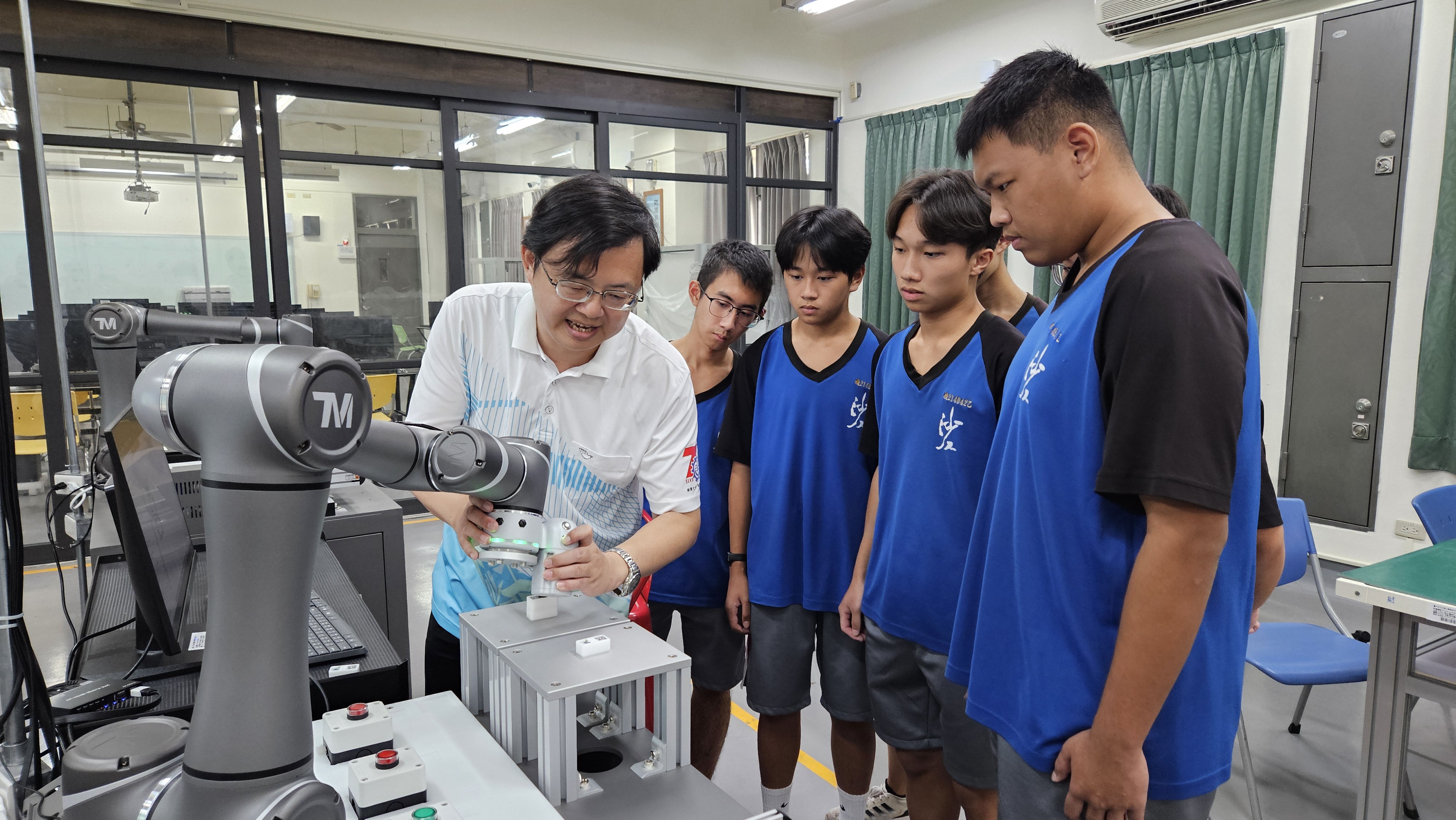 市府於山海屯區成立3所技術教學中心,圖為沙鹿高工「台中市智慧自動化技術教學中心」。