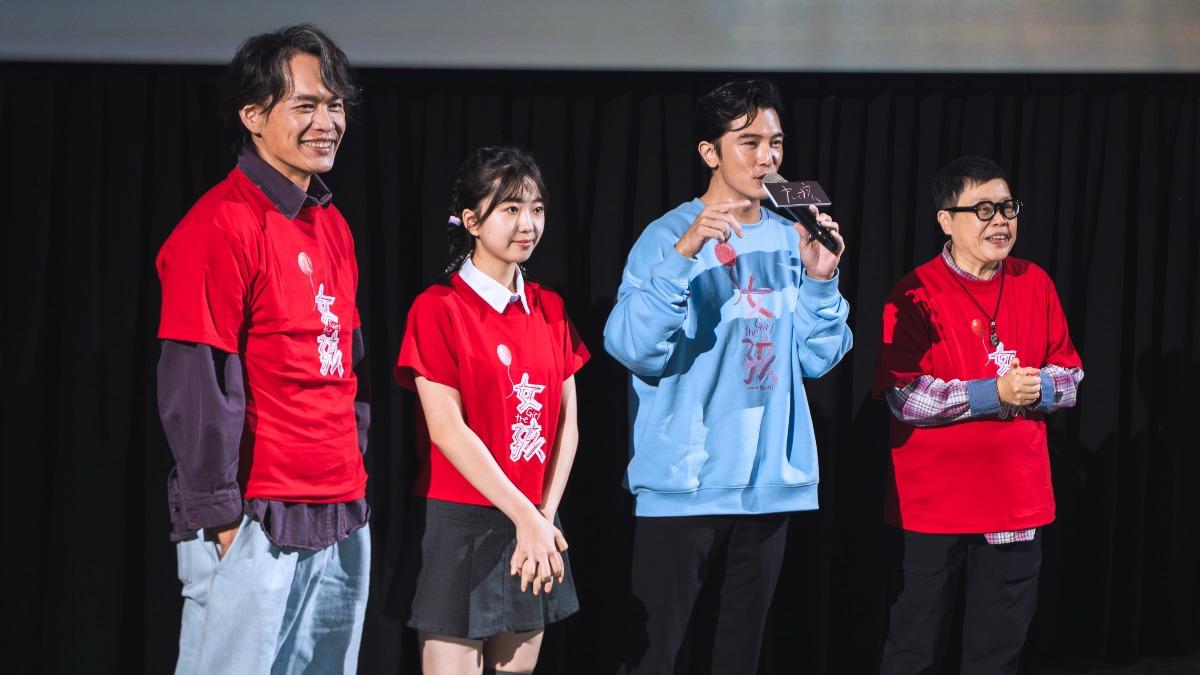 監製葉如芬帶著黃鐙輝、白小櫻、邱澤勤跑映後。(圖/甲上提供)