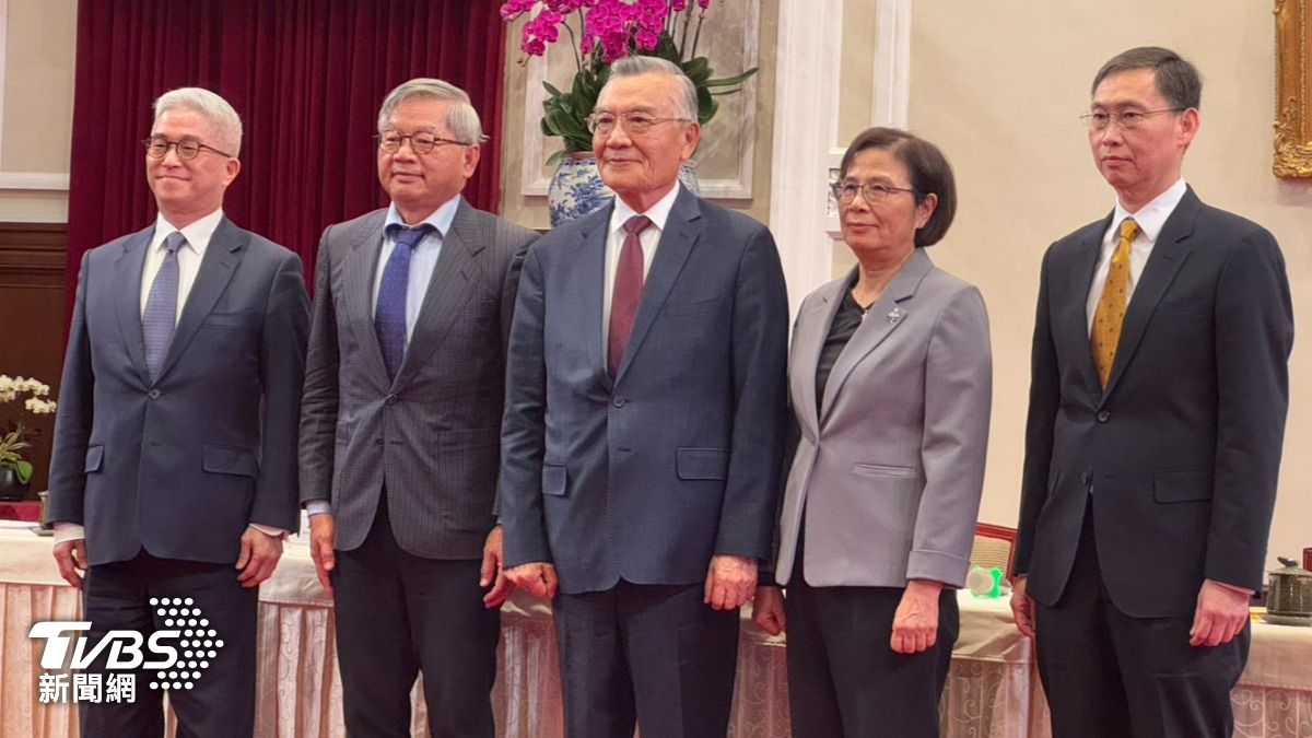 總統府今（3）日舉辦「2025亞太經濟合作經濟領袖會議代表團」返國記者會。（圖／劉庭宇攝）
