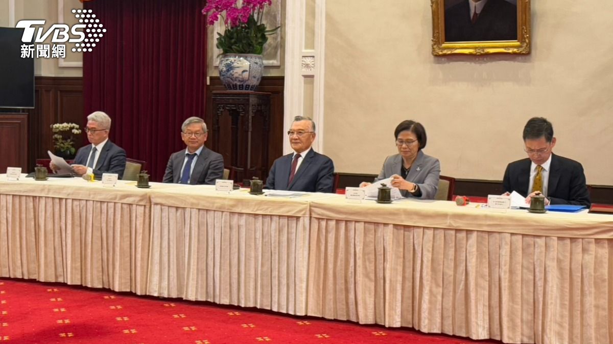 總統府今（3）日舉辦「2025亞太經濟合作經濟領袖會議代表團」返國記者會。（圖／劉庭宇攝）