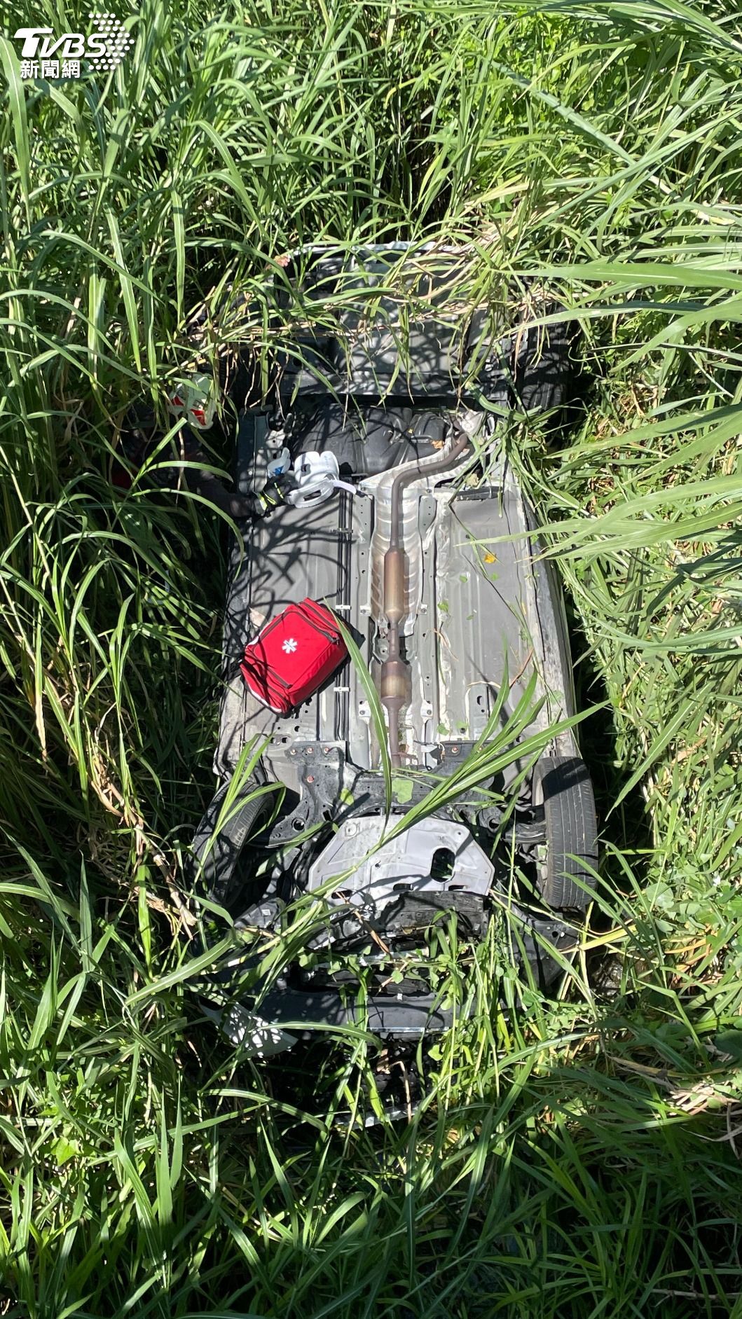 台東江姓男子駕車不慎翻覆東河鄉佳里橋，所幸橋下草叢緩衝撞擊力，避免嚴重傷亡發生。（圖／ＴＶＢＳ）