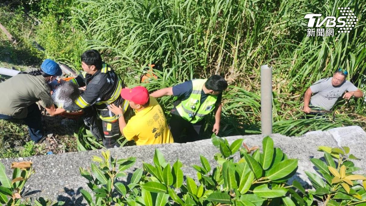 江男２歲女兒獲救脫困時，忍不住大哭。（圖／ＴＶＢＳ）