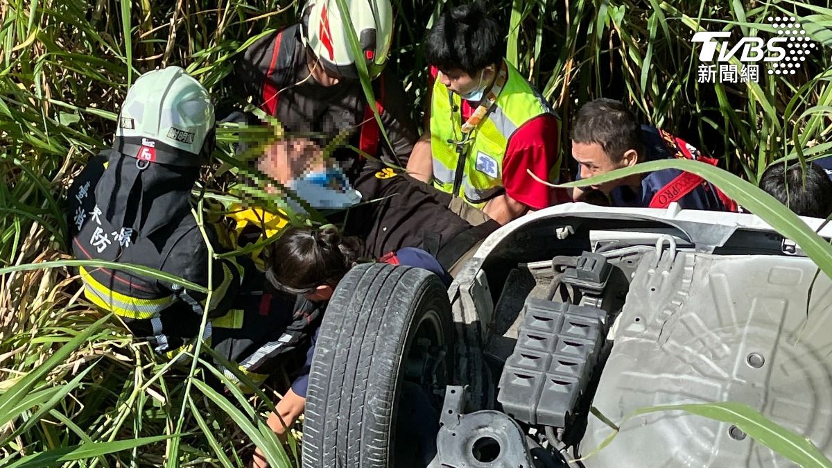男開車載2歲稚女翻落橋下6米深 「這原因」奇蹟獲救