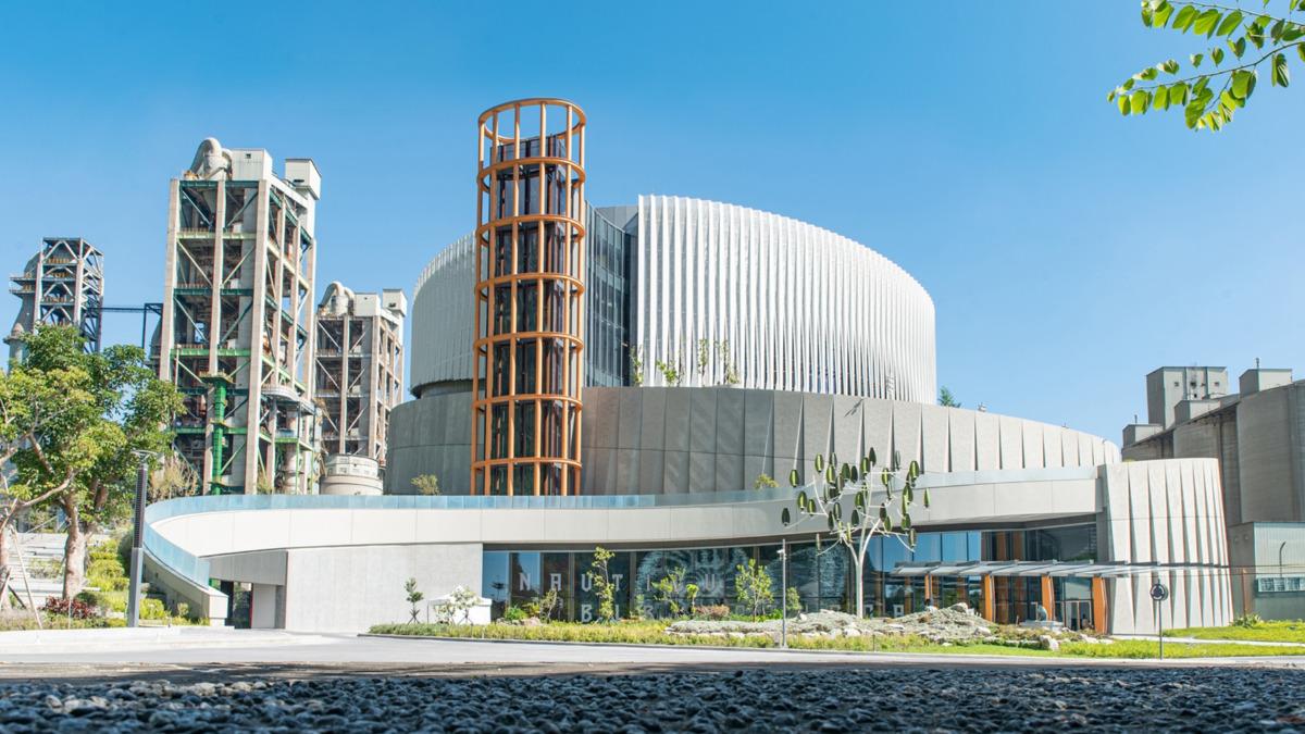 花蓮台泥DAKA園區新場館登場 鸚鵡螺圖書館奇幻之旅